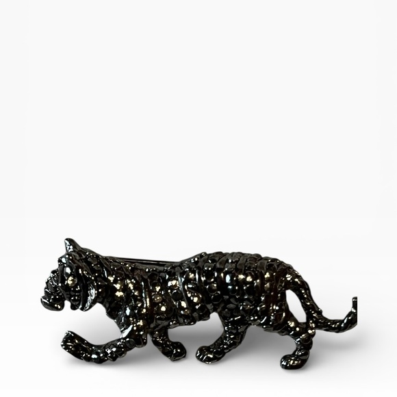 Jewelry - Vintage Elegant Silver Toned Cheetah Brooch